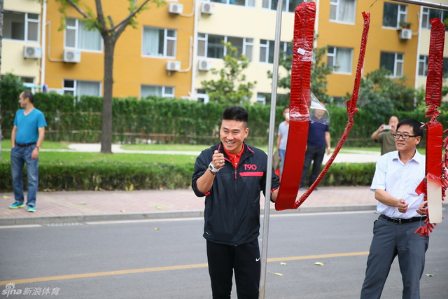 放鞭炮为小球员们壮行