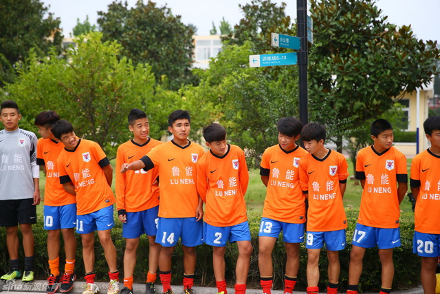 U15B队的球员为队友们送行