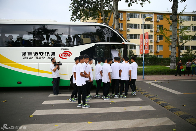 小球员们登上大巴