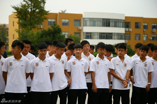 小球员们等待出发