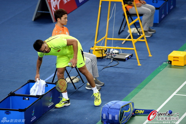 林丹换衣球包带断裂