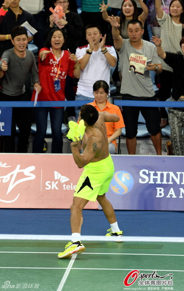 将球衣扔向观众