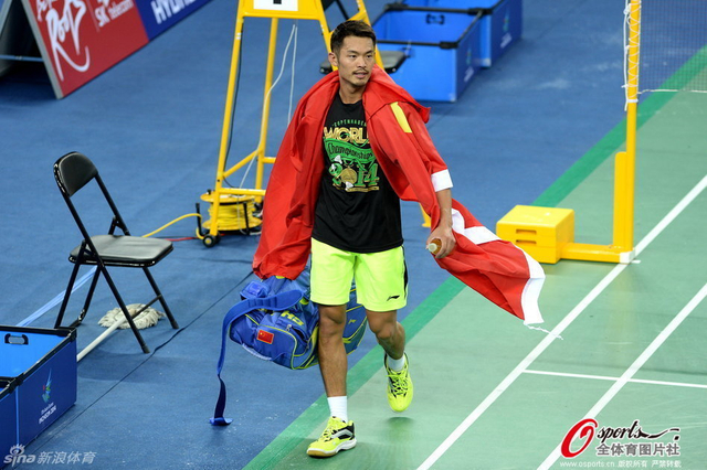 林丹夺金披国旗庆祝