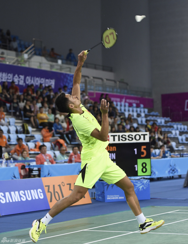 林丹后退中击球