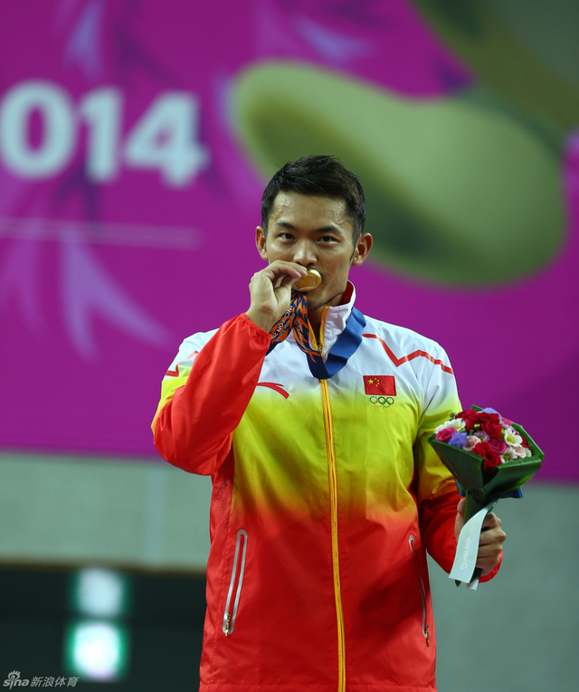 林丹亲吻金牌