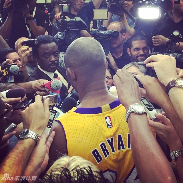 科比被记者包围