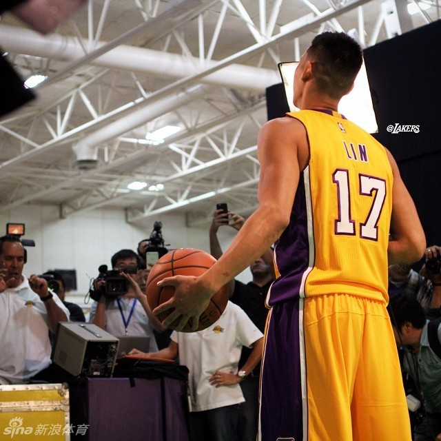 林书豪拍摄定装照