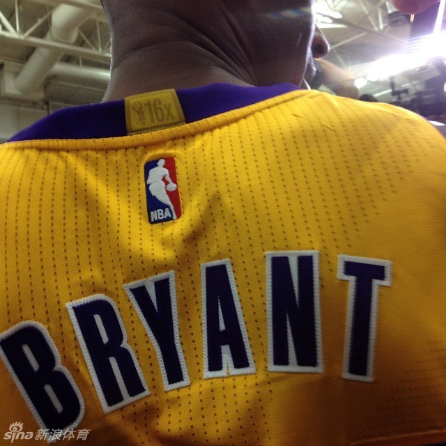 球衣上标注了湖人的夺冠次数