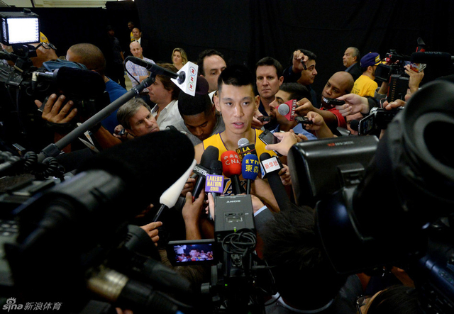 林书豪被媒体包围