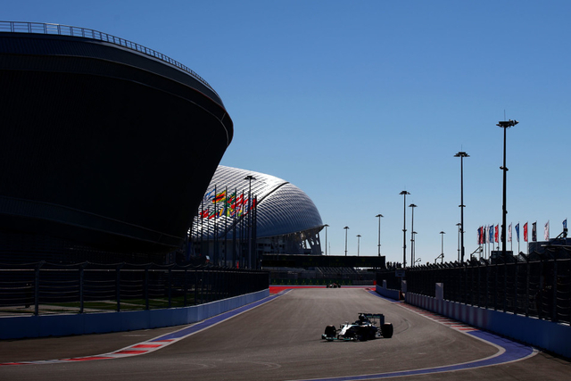 北京时间10月11日晚,首届f1俄罗斯站排位赛在新落成的索契赛道结束