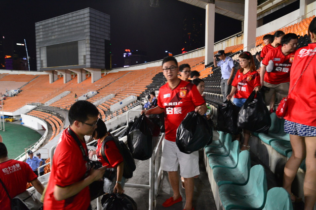 恒大球迷志愿者捡起并带走垃圾