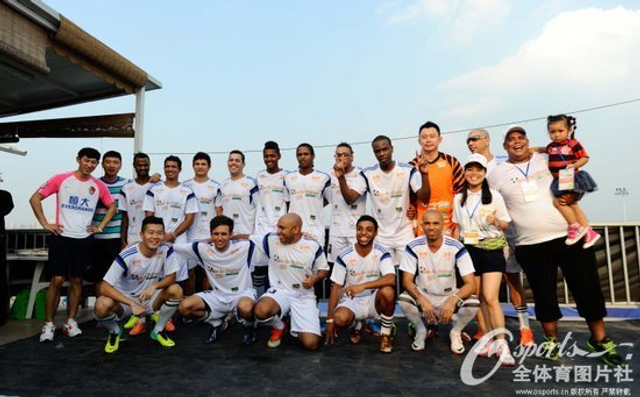 埃尔克森等参加慈善赛并捐款