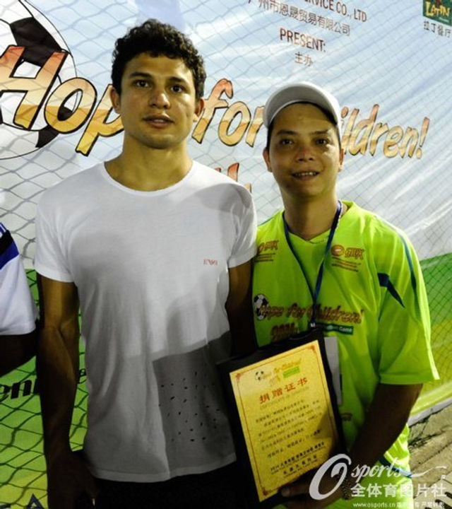 埃尔克森向山区孩子捐款捐书