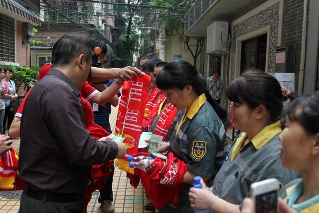 劳动节前夕邀请环卫工人到球场看球