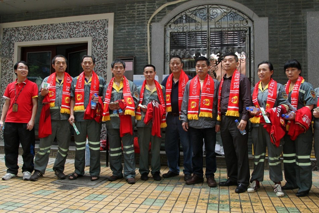 邀请环卫工人到球场看球并送慰问品