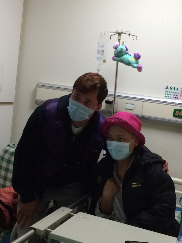 球员张琳芃探望白血病球迷并送去慰问金