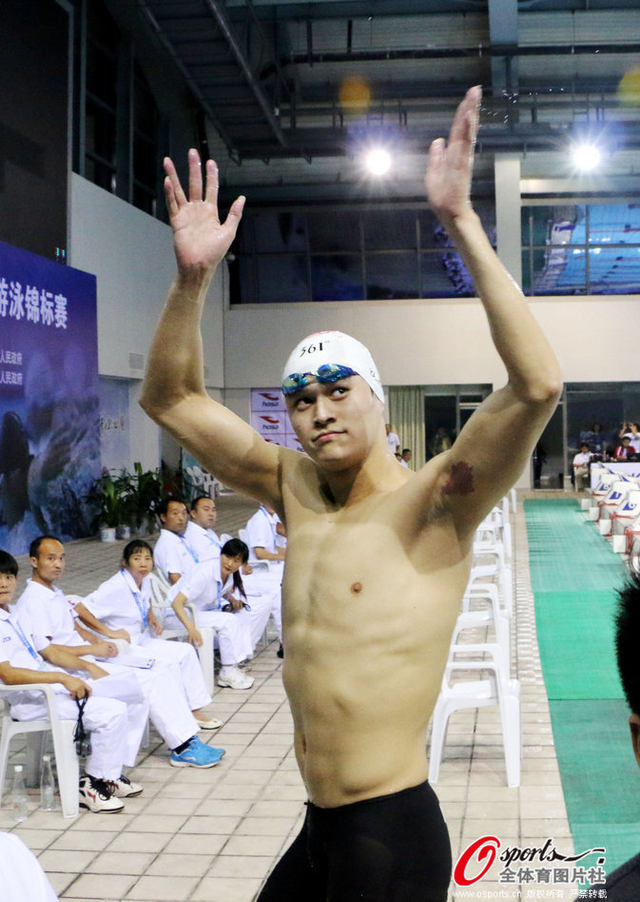 高举双臂向观众致意