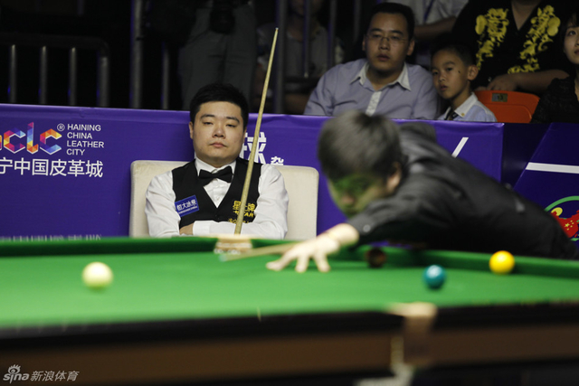 丁俊晖场边观看对手击球