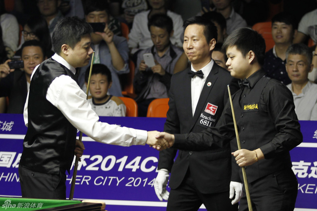 丁俊晖与李炜握手