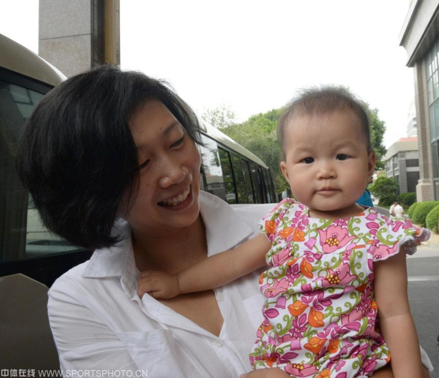李珊怀抱可爱的女儿