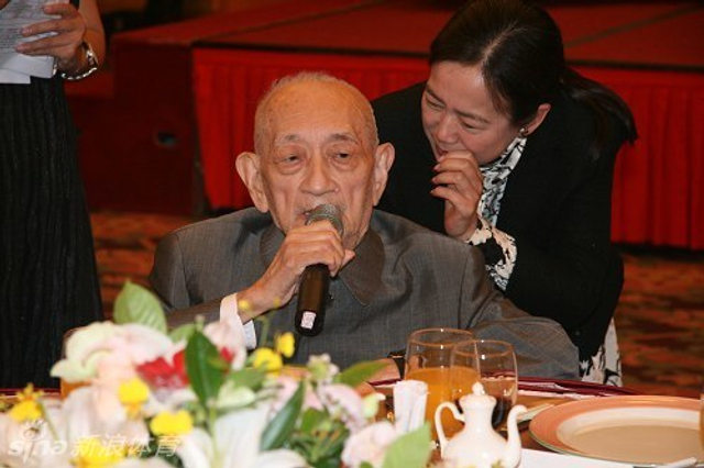 吴清源为第六届应氏杯宣布成绩