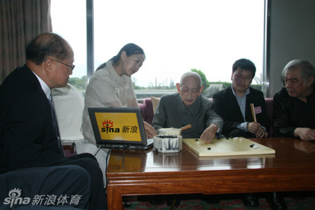 众人聆听聆听吴清源讲解