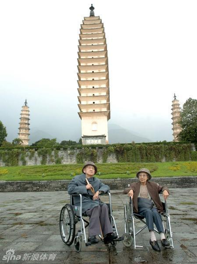 吴清源和夫人游览三塔