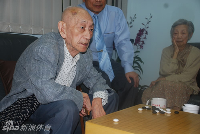 吴清源在应氏杯研究室摆棋