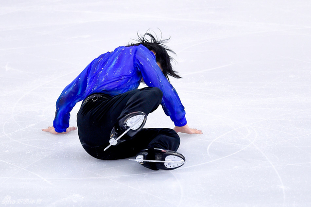 町田树在比赛中滑倒