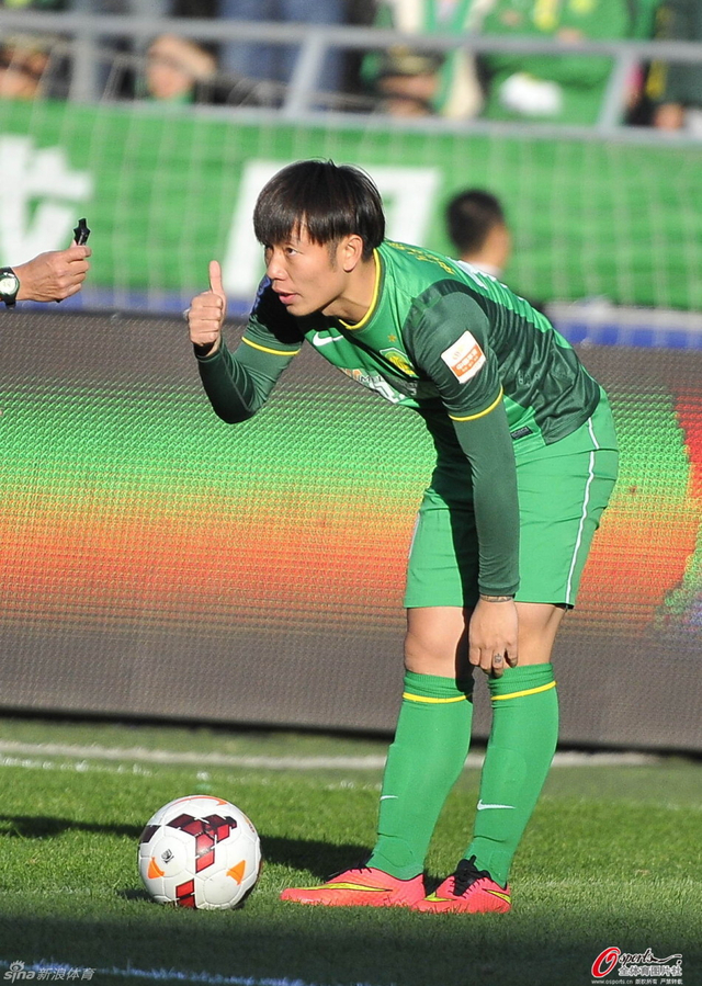 14年中超第30轮张稀哲在比赛中