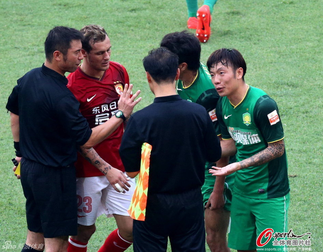 中超第29轮恒大0-1国安,张稀哲向边裁申诉