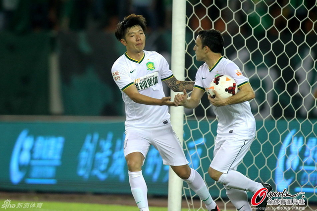 中超第28轮,埃尔顿与张稀哲庆祝得分