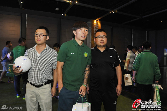 张稀哲与球迷合影