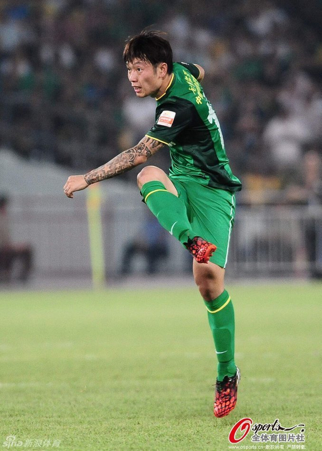 中超国安2-1人和,张稀哲传球瞬间