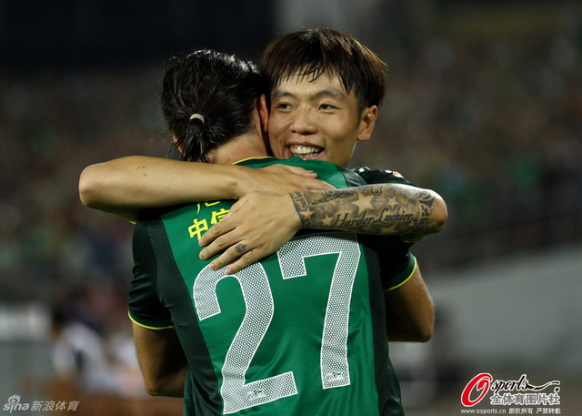 国安2-0胜上港,张稀哲与德扬庆祝得分