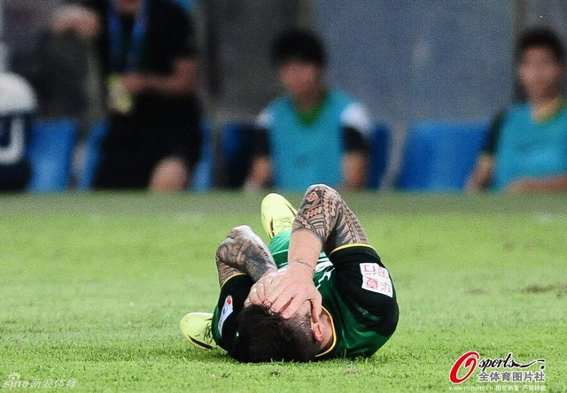 14年足协杯4分之1决赛,张稀哲倒地
