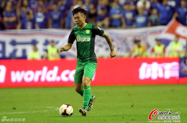 张稀哲在中超比赛中带球突破
