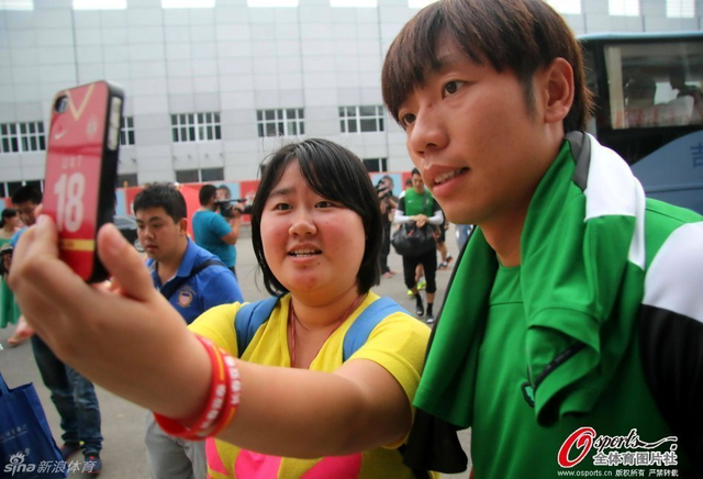 足协杯第4轮赛前,张稀哲与女球迷合影