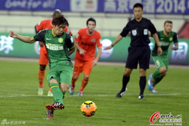 14年足协杯第四轮,张稀哲罚点球瞬间