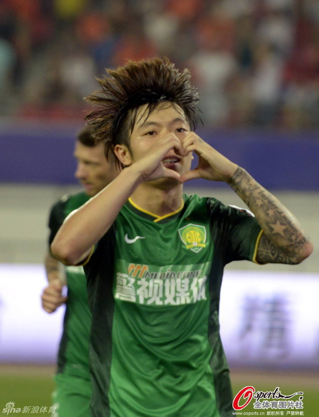 14年足协杯第4轮,张稀哲画桃心庆祝进球