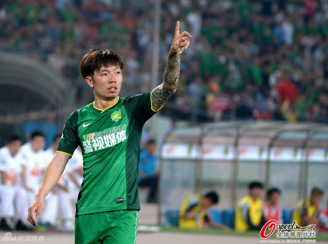 张稀哲伸指庆祝进球