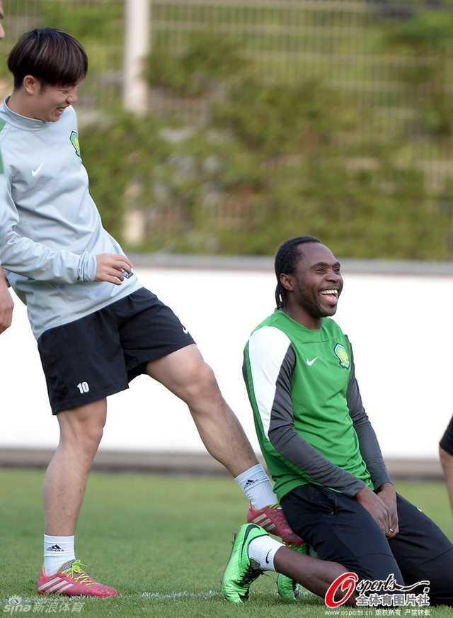 国安备战14年亚冠小组赛,张稀哲与乌卡塔打闹