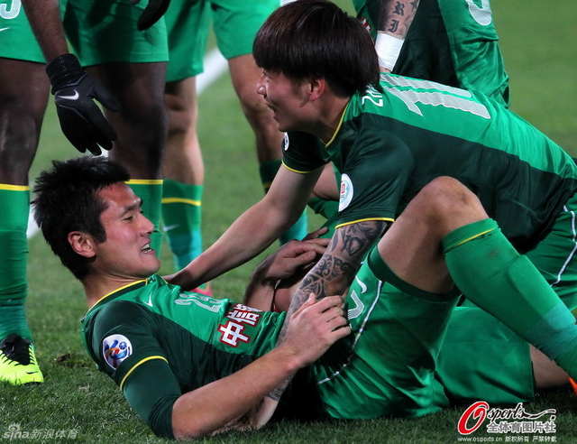 14年亚冠小组赛,邵佳一与张稀哲庆祝进球