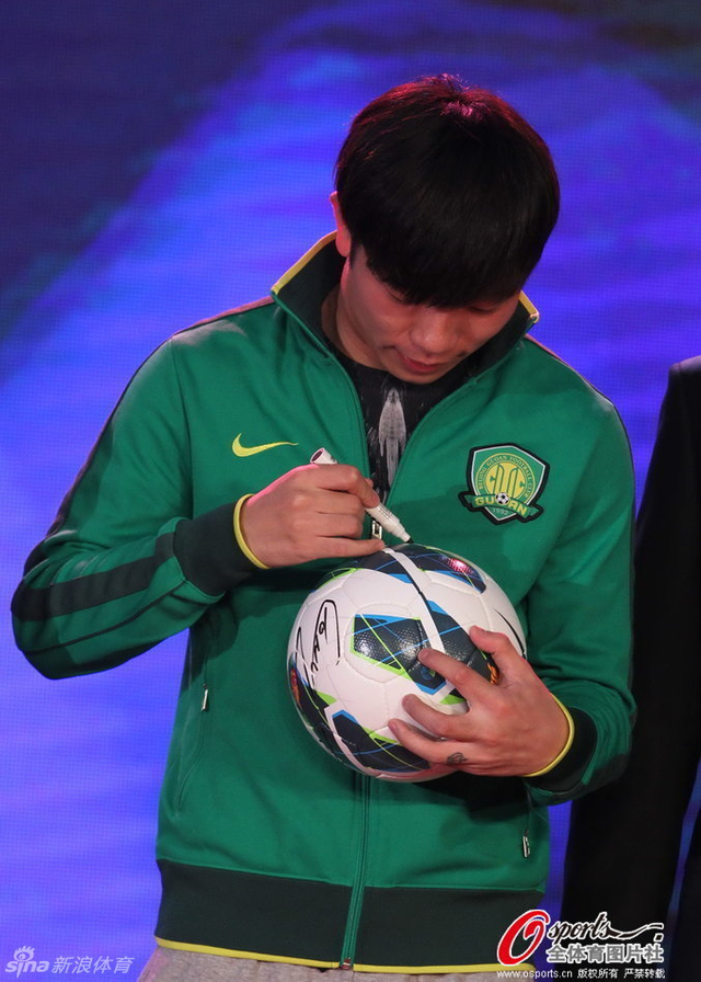 13年中超颁奖现场张稀哲在足球上签名