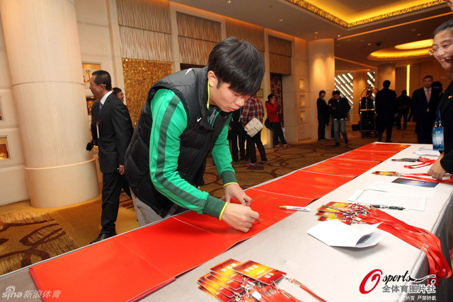 13年中超颁奖张稀哲签到