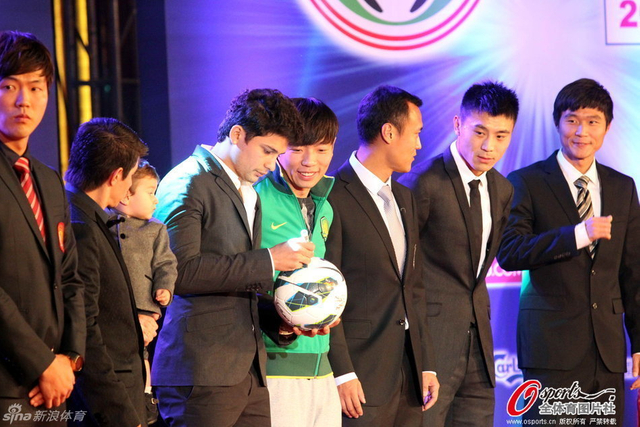 13年中超最佳阵容张稀哲上台领奖