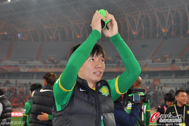 13年10月30日,张稀哲赛后向观众致谢