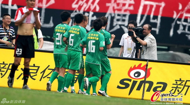 11年中超第6轮张稀哲与队友庆祝进球