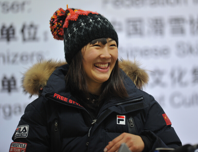 夺冠的徐梦桃笑逐颜开