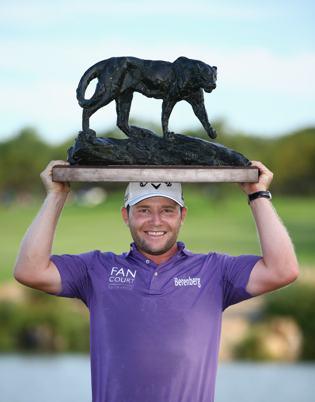 格雷斯高举冠军奖杯